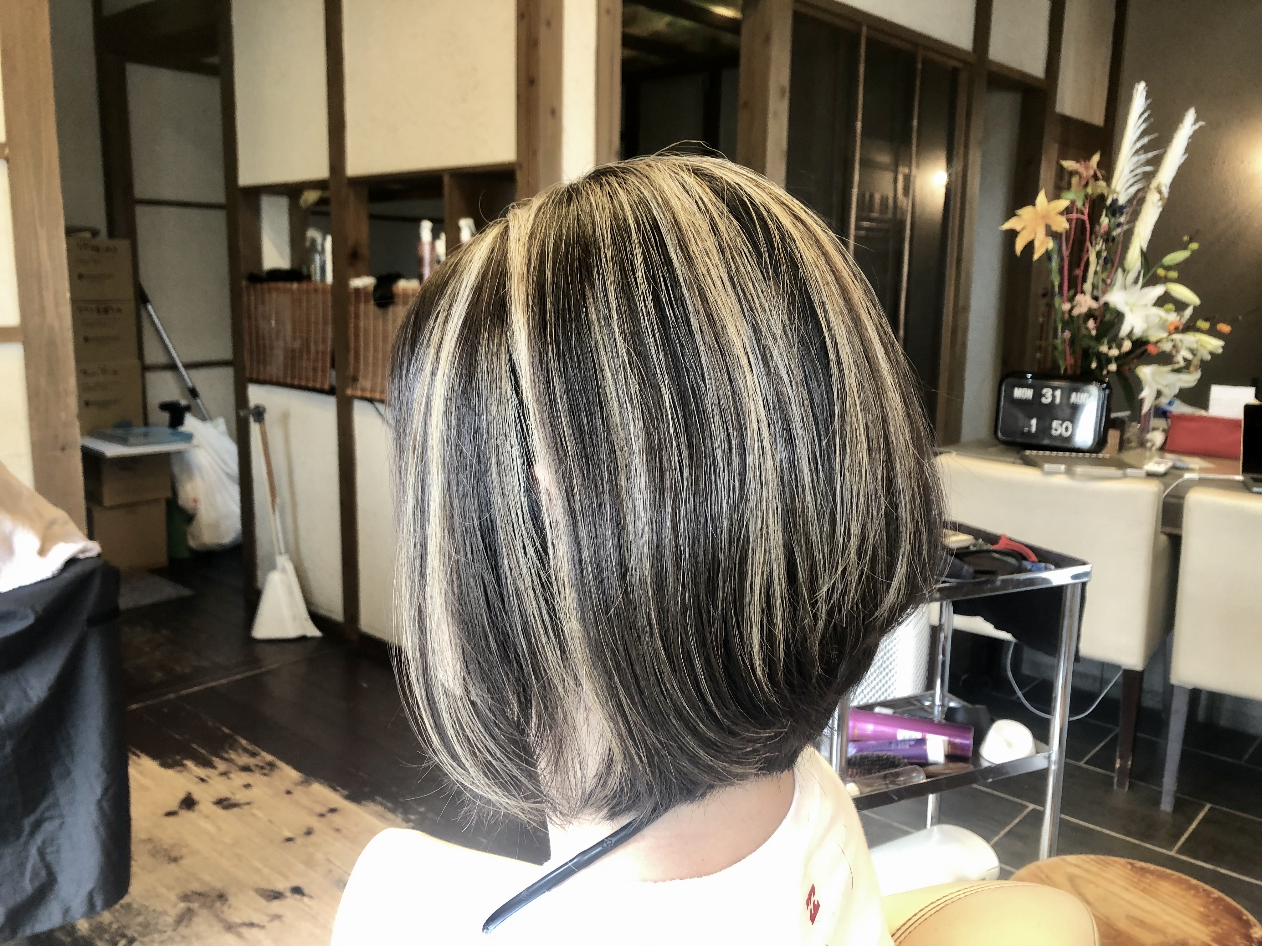 エクステでハイライト🪡暗髪にアクセント ハイライトハイライトカラーポイントカラーセクションカラーインナーカラーイヤリングカラーハイトーンカラーデザインカラーヘアカラー黒髪ボブ黒髪暗髪ショートボブミニボブエクステシール