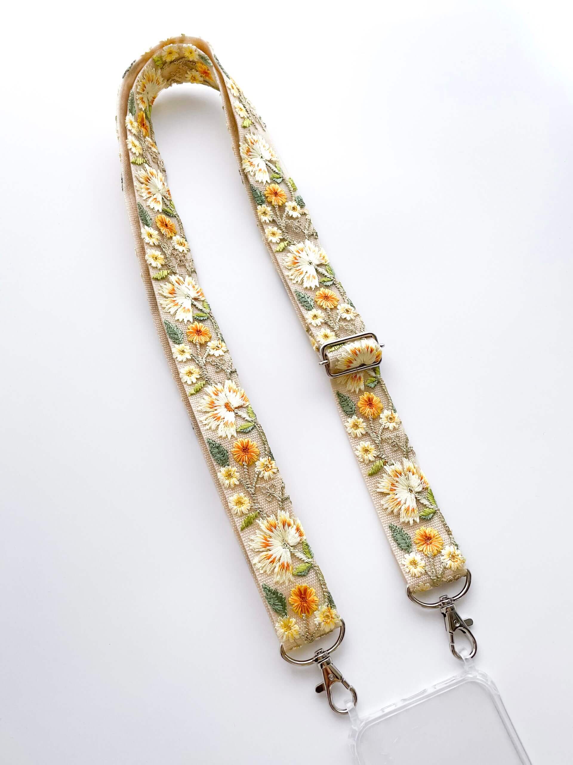 刺しゅう糸で作る＊簡単かわいいカップケーキのチャームストラップの作り方 アクセサリー