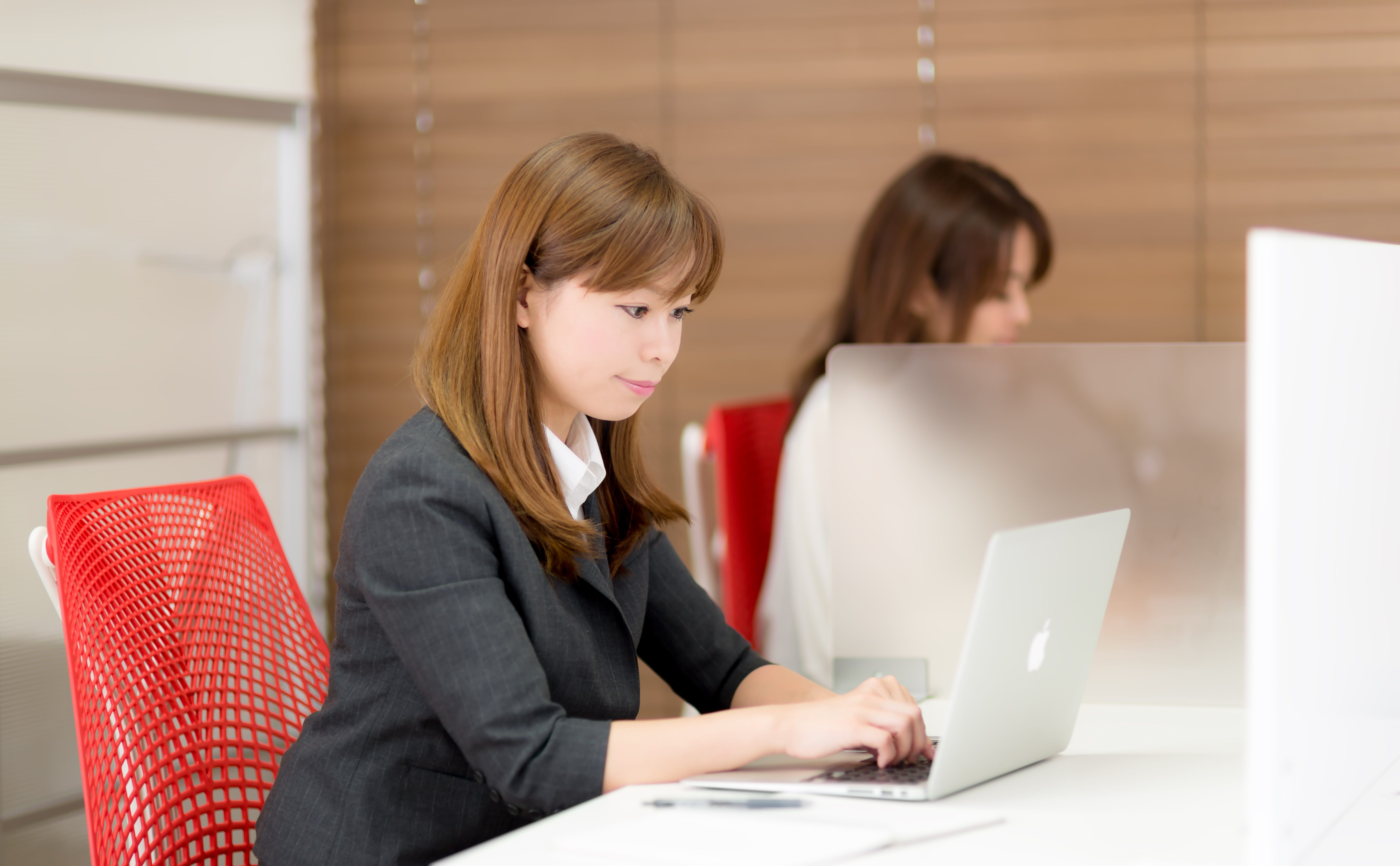 パソコン PC で仕事をする男性のイラスト無料フリー素材 - フリーランスWebデザイナーのリアル