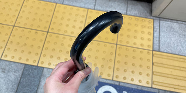 雨の日の傘トラブルに注意 電車の中でどう持つのが正解？ 水滴の正しい落とし方などを聞いたHint-Pot