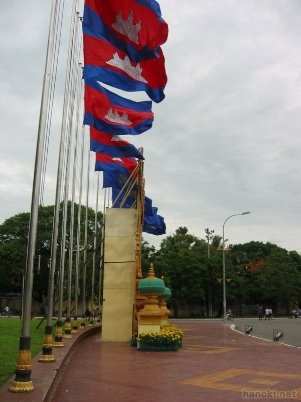 アンコールワット カンボジアカンボジア北西部に位置するユネスコの世界遺産。美しい彫刻を特徴としクメール建築の傑作と言われ、カンボジア国旗 の中央に象徴として描かれている。午前に写真を撮ると逆光になるため、午後の観光がオススメ。日の出が美しい為、早朝に