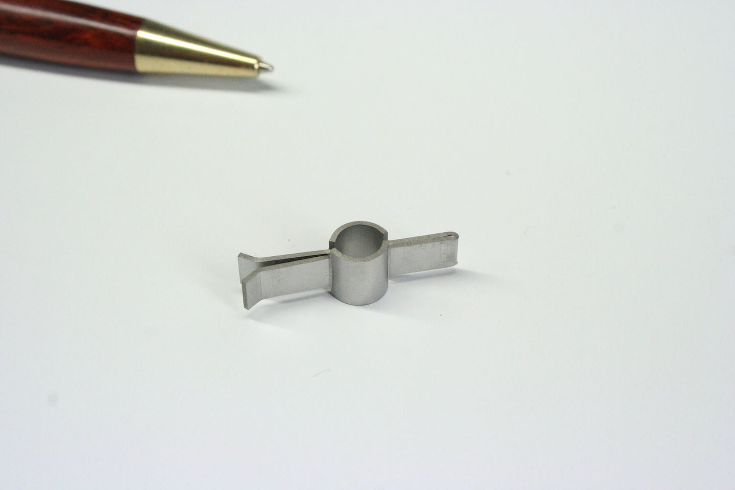 2ヶ入帽子留めクリップ Ni シルバーアクセサリーパーツ クリップ 金具 金属パーツ ハンドメイド 自作 材料 手作り素材 オリジナル 回転するので便利 特殊パーツ 帽子どめ 多用途クリップワールドパーツレ・ベスト