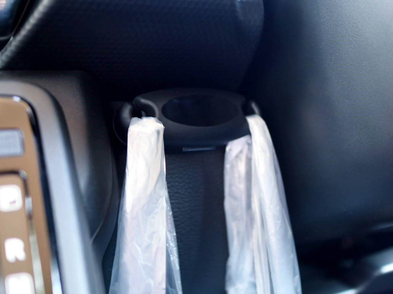 貼れる”100均グッズで解決！マスク・ゴミ・ティッシュの収納アイデアでひとり運転中も快適に - 片づけ収納ドットコム