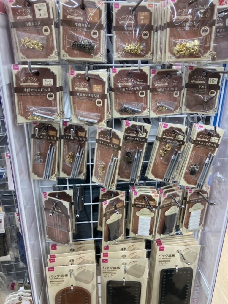 DAISOさん グッチョブです♪≧∇≦ b 本日探し物に行ったDAISOさん。 手芸コーナーにレザークラフト道具が追加されていました。 丸針バネホック&打具 10mm 12.5mm カシメ&打具 Ｄカン ギボシ等々・ ホックとカシメの色はシルバー、ゴールド、アンティークゴールド