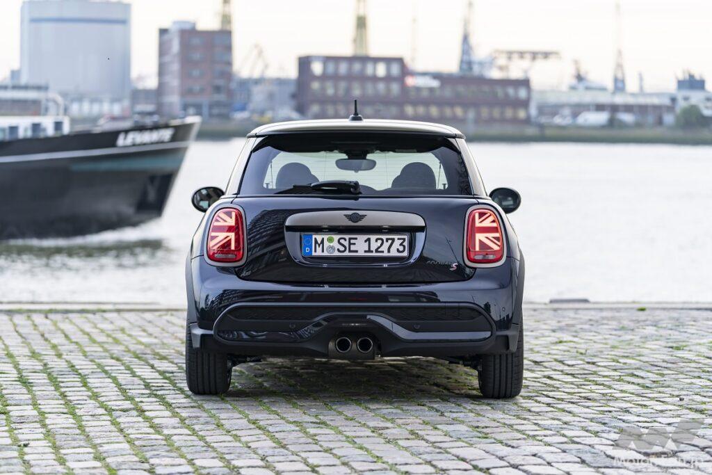 展示車ご紹介MINI COOPER S CLUBMAN. ・エニグマティックブラック ・ブラックルーフ ・クラシックトリム・プレミアムプラスパッケージ TVCMでも話題となったクラブマン エニグマティックブラックのCOOPER S展示しています！今週末も皆様のご来店お待ちしております