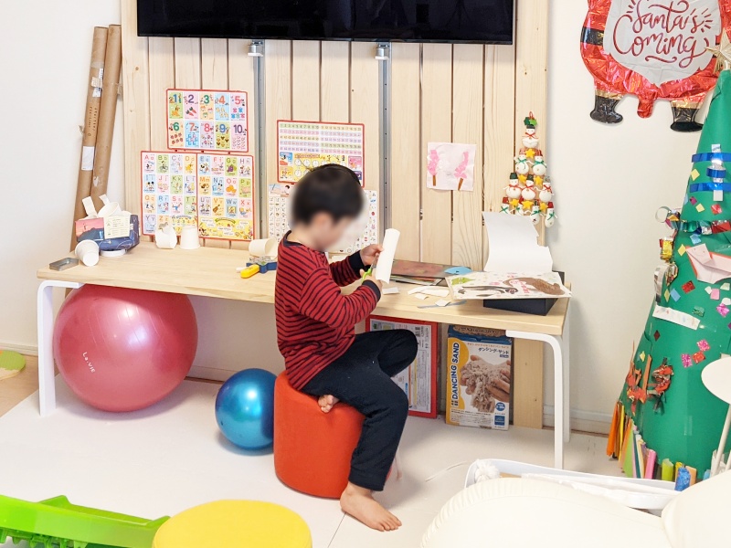 壁にピン刺したくないので、とりあえず磁石のくっつくマグネット対応の壁を格安に作ってみたとりセツ