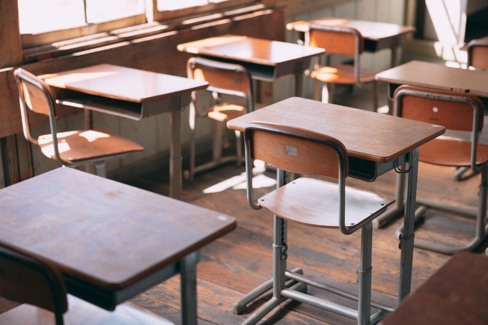 作業中のテーブルのイラスト素材 6種OKUMONO