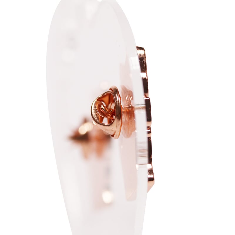 材料は100均のみ！刺しゅう枠を使ったピンバッジディスプレイに「惚れ惚れです 」2023年6月6日- エキサイトニュース