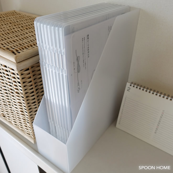 本日はセリアで購入した 『ファイルボックスポケット』をご紹介します♡ 書類などをまとめているファイルボックスに引っ掛けて文房具を収納できるこちら😎✨ 細型は、ペンやカッターなどの 細長文具を収納するのにいいサイズ🎶 深型は電卓、メモ、ホッチキスなどの