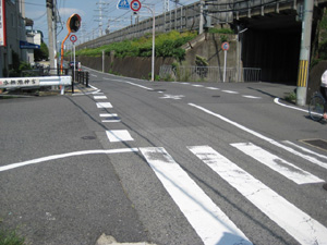 センターラインとは。種類 白・オレンジ・実線 チューリッヒ