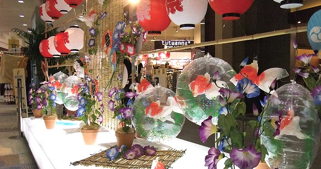 銀座伊東屋本店です。 ステーショナリーのお店でのディスプレイは全国的にも珍しいですかね。さすが本店です。 伊東屋はリニューアルしてから、店内やウインドウ のディスプレイにかなりこだわってます。 ウインドウを海に見立て、風鈴や巾着、扇子で海の世界を作り上げて