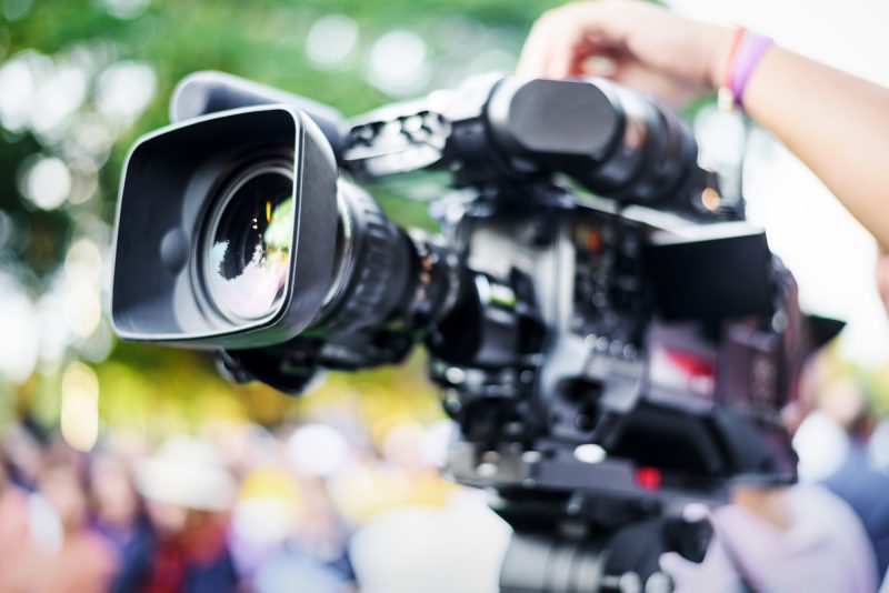 アイレベルでムービー撮影する男性の無料の写真素材 - ID.42313フリー素材 ぱくたそ