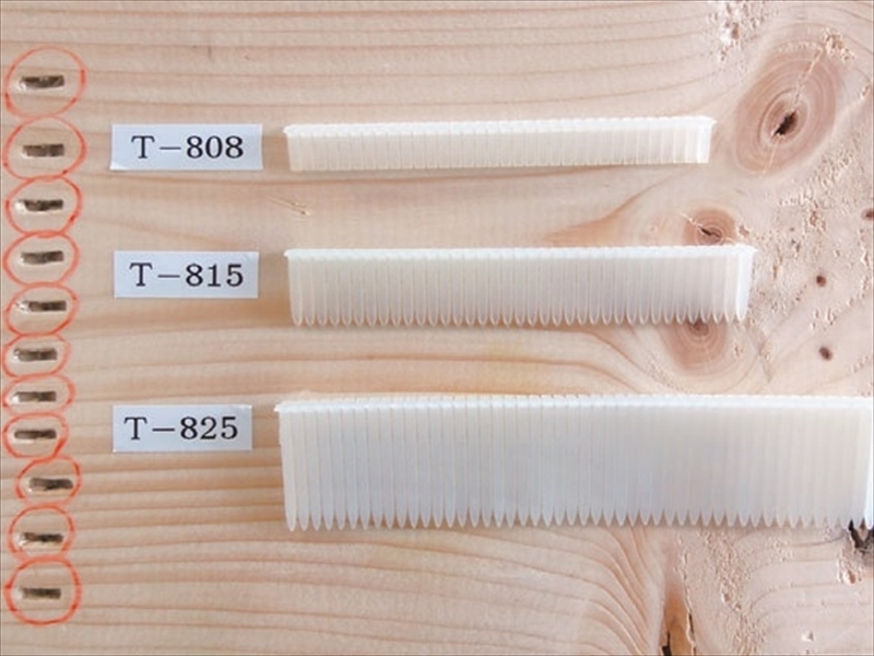 ７０年代に流行った玩具の中でも、正直「何でこんなもんが・」と思ってしまうやつ四選。 「アメリカンクラッカー」は紐の付いた球２つをとにかくカチカチとぶつけるだけ。「スリンキー」は段差が無いと何も遊べない。アコーディオンみたいにして遊ぶと伸びでダメに