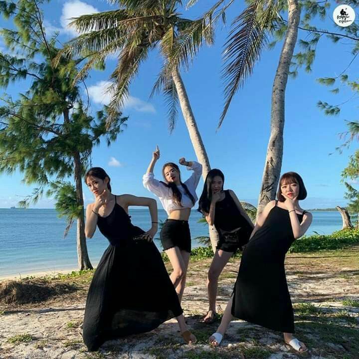 インスタ映えポーズ 4人TikTok