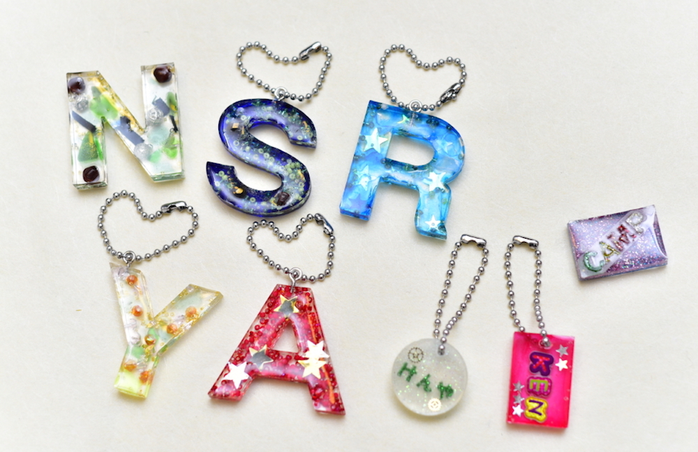 原産国：中国 材質：本体：シリコーンゴム 商品サイズ：8.5cm ×6.5cm ×0.5cm 内容量：1個入 種類：アソートなし ①型にレジン液を流し込みます。②硬化後、後ろから押し出して、型から外します。 - 100均 通販 ダイソーネットストア 公式