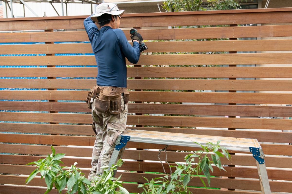 パーゴラとフェンスでDIYの土台作り プライベートガーデン, 境界線のフェンス, パーゴラ プライベート空間, 趣味がひろがるウッドデッキ・ フェンス施工会社 リーベワークス│ハードウッドの施工はお任せください