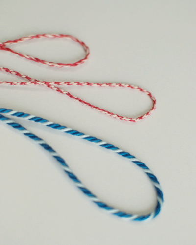 ダイソー刺しゅう糸「グリッターカラー」を使って「４つ編み」で編むブレスレットの作り方かぎ針編み 無料編み図 ハンドメイドレシピ集TORUYURI トルユリ