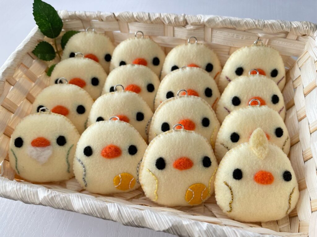 レジンもプラバンも不要で超簡単 推し色スイーツキーホルダー&イニシャルキーホルダーを100均DIY ♪How to make two typesof key holders