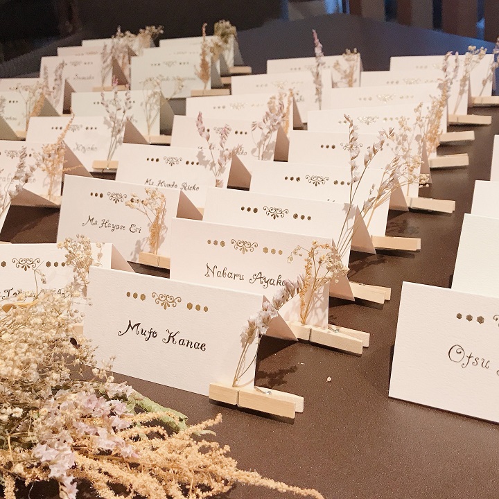 線画イラスト 席札がオシャレ♡ファルベにお任せください - おしゃれな結婚式を綴るコラム ファルベ