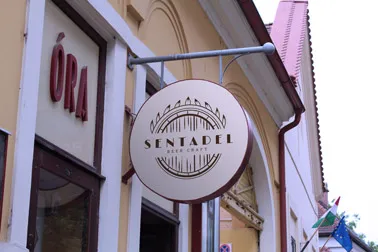 無料の看板モックアップ素材18選！今すぐ提案に使いたくなる高品質な素材を厳選！BLUE FRIDAY