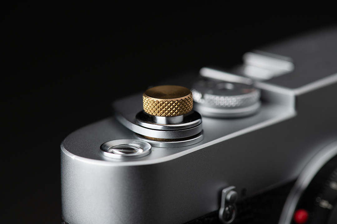 スマホで“カメラのような操作感”を楽しめるシャッターボタン付きモバイルバッテリー - 価格.com