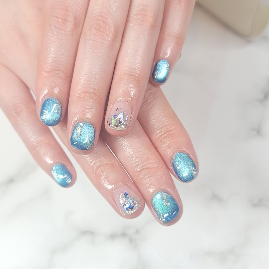 マグネットネイルの簡単なやり方！2025年秋冬の最新デザインとセルフで人気トレンドカラーも紹介 東京新宿のネイルスクール「ネイルスクールシンシア」 JNA本部認定校