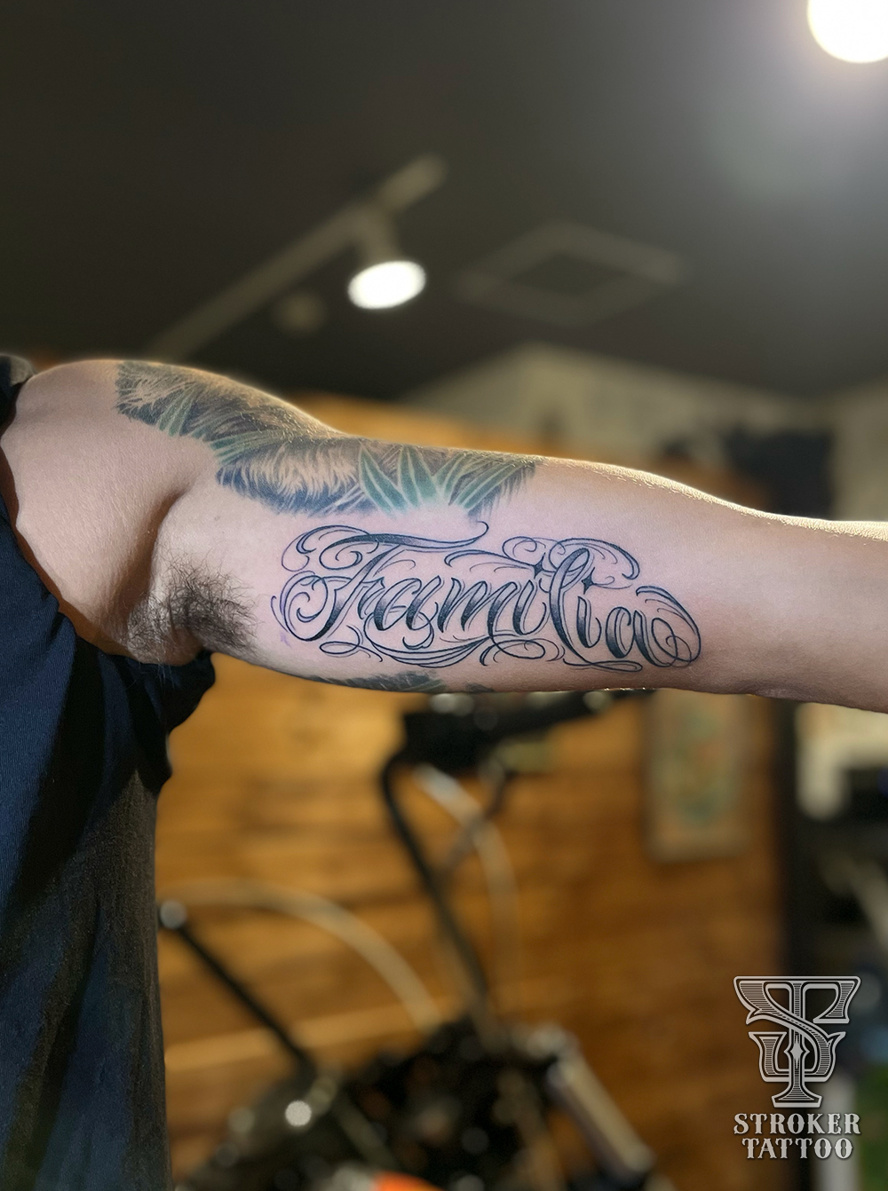 メッセージ チカーノ 筆記体東京の渋谷・秋葉原・原宿でタトゥースタジオはSunsqlit Tattoo