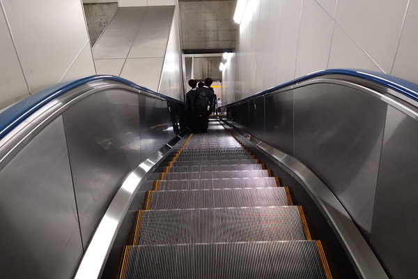 カートは引けない東京駅の動く歩道♪マリーちゃん大好き
