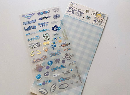 トレカデコ ダイソーとセリアのシールでトレカケースデコ。小さいケースにシールを貼るだけ なのですが、これが楽しい♪100均シール、可愛くないですか？写真は娘の推しトレカ、無地のケースに入れてあったので入れ替えてみました😙 今月末は久しぶりのライブ。お友達に