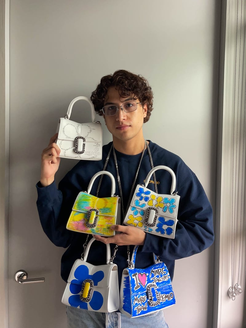 マーク ジェイコブスとkemioがコラボ デイジーのイラストを落とし込んだバッグを発売