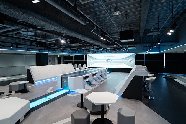 アテネデザイン Athens-design 大阪 住吉 リフォーム・リノベーション壁面に有孔ボードを最大活用し、 趣味のものなどを置くシェルフやハンガーをかけたり自由にアレンジできる オリジナルな空間にリノベーションしました。 このようなものは、既製品ではないので