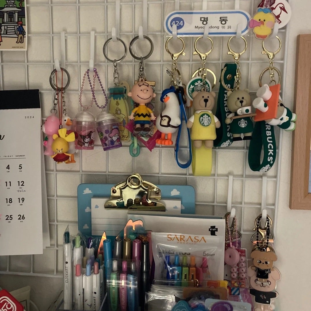 キーホルダーやガチャガチャして来たモノ、可愛いから見える所に置いておきたくて、悩んだ結果、ダイソーでワイヤー買って来て壁に付けてみた◡̈❁思ってたより可愛い空間になった◡̈❁壁収納ダイソー見せる収納キーホルダーガチャガチャ整理収納趣味部屋