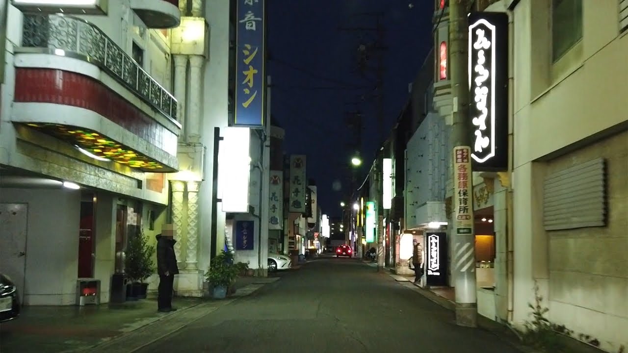 岐阜「金津園ソープ街」青いりんご🍏 夜のネオンが気になり、23時ごろ再度行ってみたら、真っ暗闇…。 すでに店じまいしてるところも多く、金津園の夜の早さにびっくりでした😥