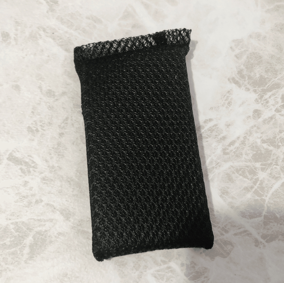 原産国：中国 材質：本体：SBR 商品サイズ：3cm ×3cm ×0.4cm 内容量：6個入 種類：アソートなし フラットタイプ 衝撃吸収や防振に引きずりキズや小さい振動の緩和に 小物や置物のすべり止めに - 100均 通販 ダイソーネットストア 公式