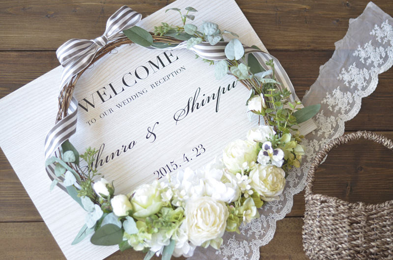 プリザーブドフラワー リース ウェルカムボード.オリジナルのレーザー彫刻を施して、瑞々しいプリザーブドフラワーのリースをはさみましたリースは4色で、良質なプリザーブドフラワーを使い１つ１つ丁寧に手作りしています 株式会社HANA竹屋