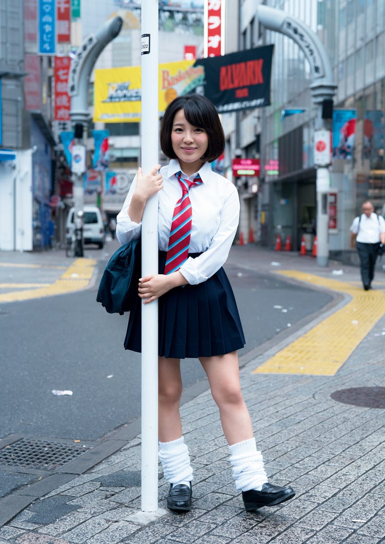 渋谷駅前を歩く制服の女子高生の足元 Stock-Foto | Adobe Stock