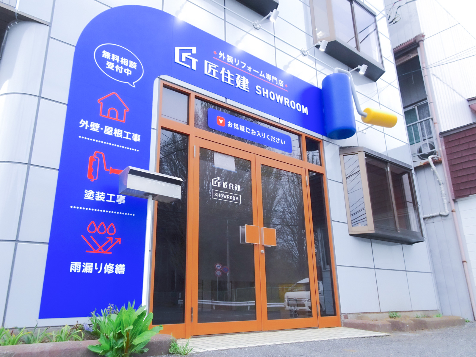 細かいデザインも表現できるステンレス銘板。サイディングにも設置可建物の名称看板なら銘板館へ 施工事例