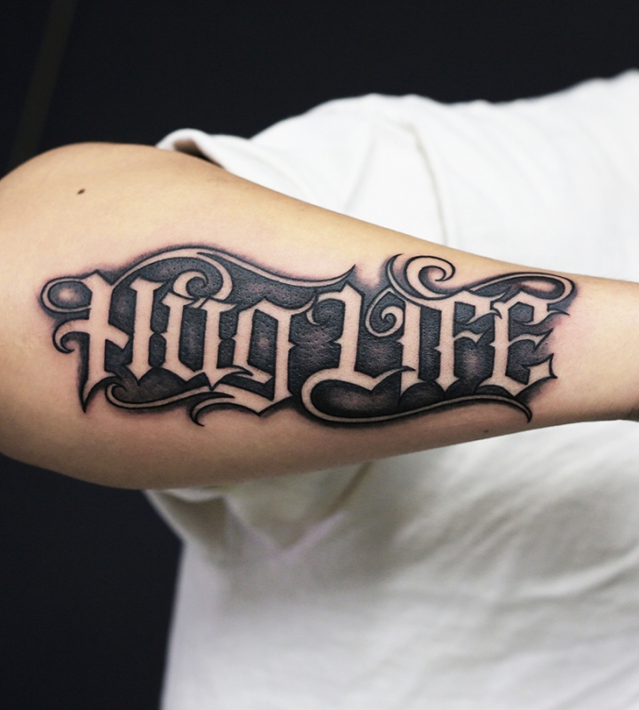 シンメトリー・レタリング・タトゥー – Tifana Tattoo – 東京・渋谷のタトゥースタジオ