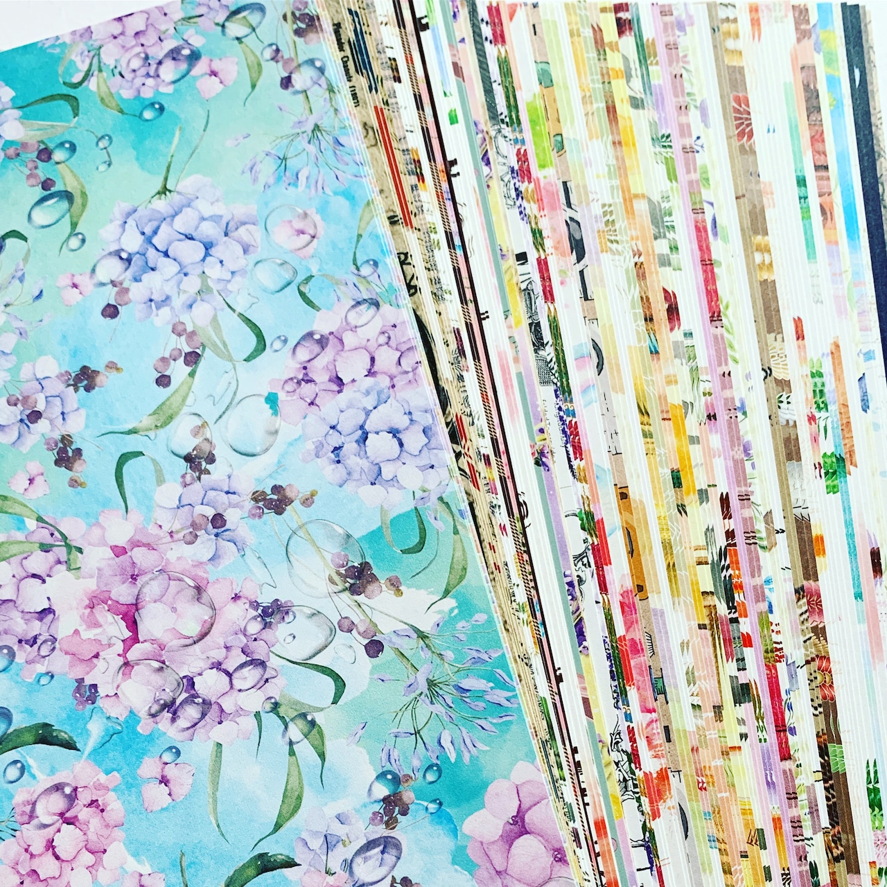 今日は溜めに溜めたクラフト紙を減らしたくてデコしてみる事に◡̈❁ちょっとカッコ良いかも 使いたくて使えなかったシールもクラフト紙に馴染んでますクラフト紙デザインペーパーダイソー手帳手帳デコamifaフレークシール