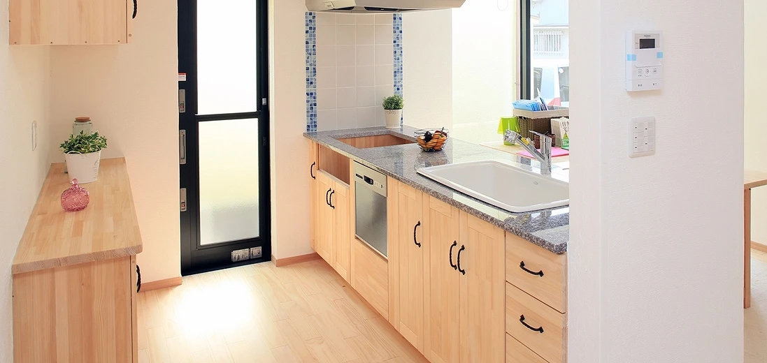 アテネ・パルテノン神殿の麓に建つ「アクロポリス博物館」は、柔らかな光が彫刻を引き立たせる博物館 -casa