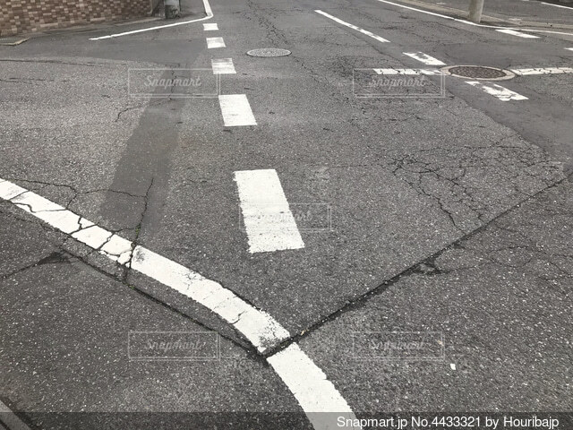 ご存じですか？ ドットラインドットラインには速度を抑制する効果があります。 太い点線は危険の合図！スピードダウン で交通事故防止！！大分県警大分南警察署