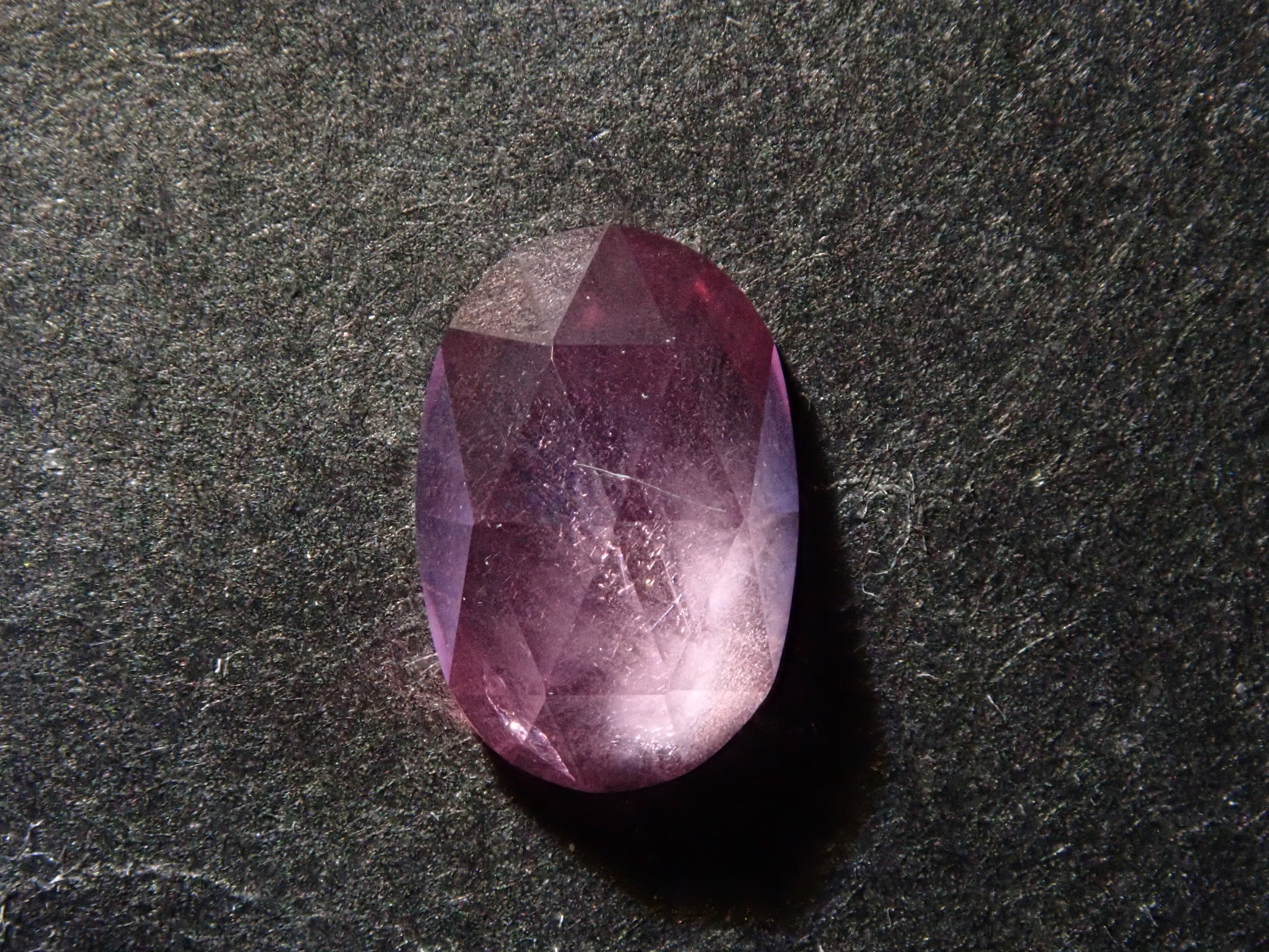 ☆UV蛍光 シルキーピンクスピネル オーバル 0.65ct 限定1個 ※こちらのルースを使用してのカスタマイズもお受けできます。ローズカットダイヤ・カラーストーンのオーダージュエリー ベーネベーネ