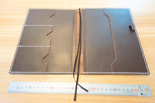 実用性抜群 革のお薬手帳ケースの作り方簡単に作れるレザークラフト入門講座 ほこるる