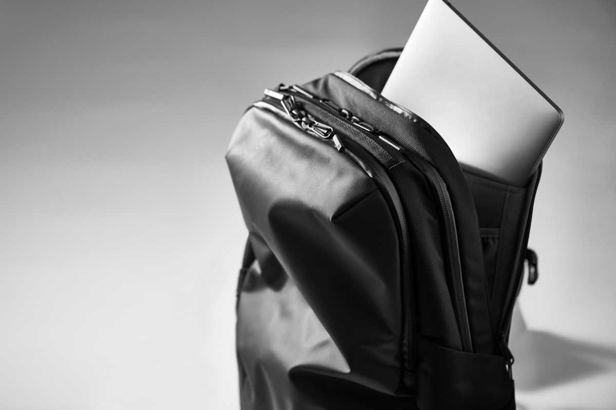 ローソン限定“2層構造バックパック”登場！ 靴や着替えを分けて収納可能な男女兼用デザイン - アイテム - クランクイン！トレンド