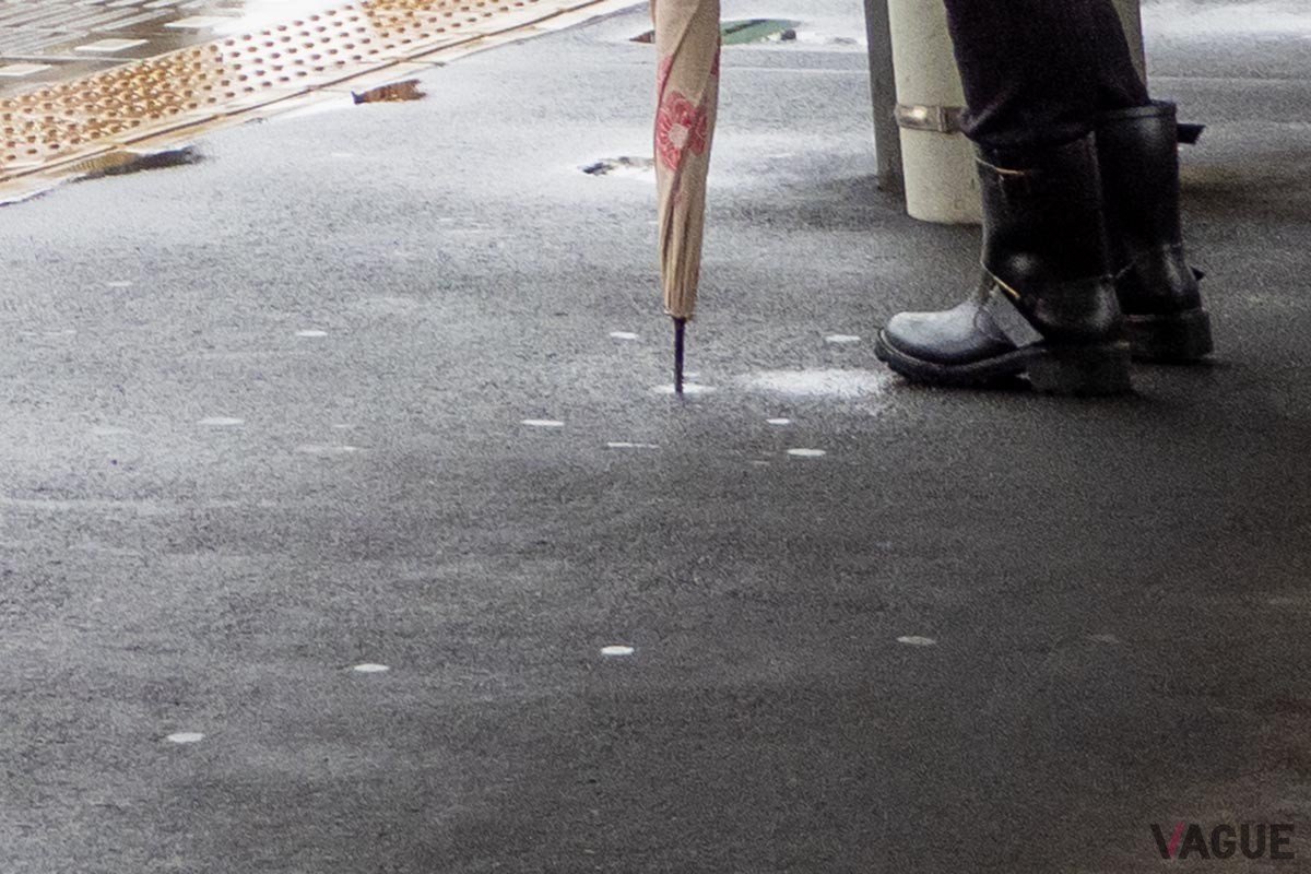 雨の日の傘の扱い方」のNGマナー８選傘の持ち方＆開け方、電車内での扱い、水滴の落とし方、傘立ての入れ方などPrecious.jp プレシャス