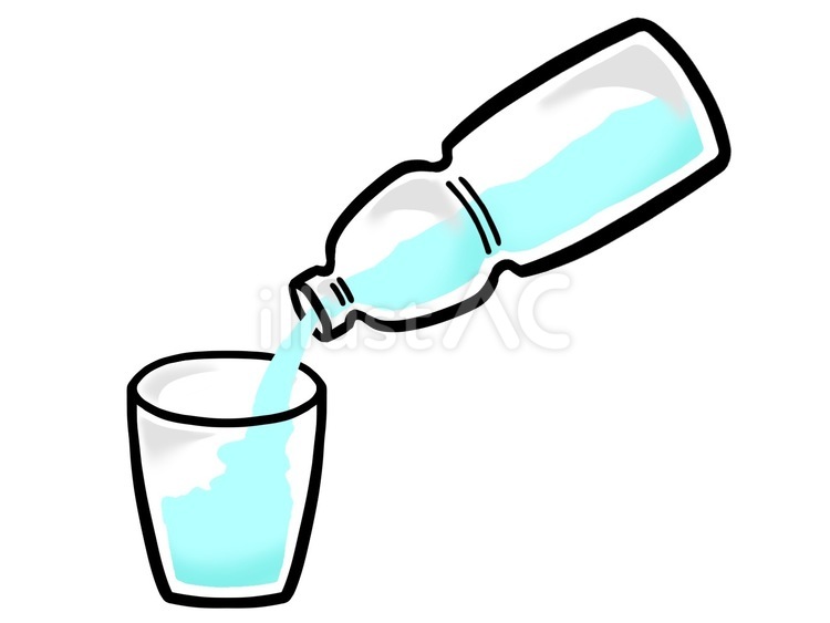 キッチンでコップに水を注ぐ日本人女性 10272003404 の写真・イラスト素材アマナイメージズ