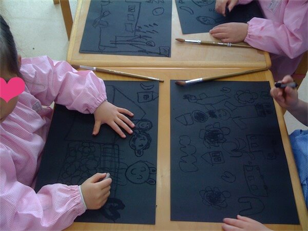 黒画用紙を使用した花火製作の工作アイデア