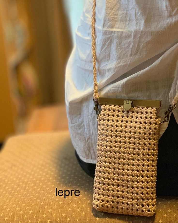 マチ広めverサコッシュ＆丸編みショルダーひも簡単作り方♡八の字編みの夏バッグ♡スマホショルダー♡便利な着脱ショルダーバッグ♡エコクラフト・クラフトバンド・紙バンド・100均ダイソーペーパークラフト