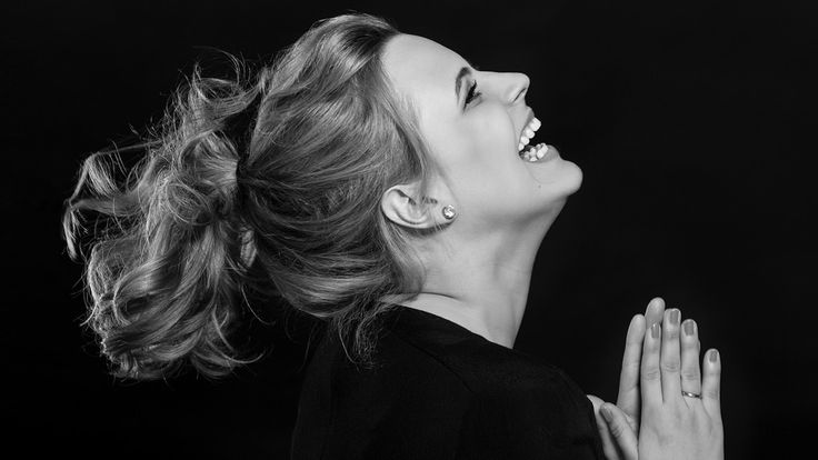 フリー写真飲み物を持って街に立つ若い外国人女性パブリックドメインQ：著作権フリー画像素材集