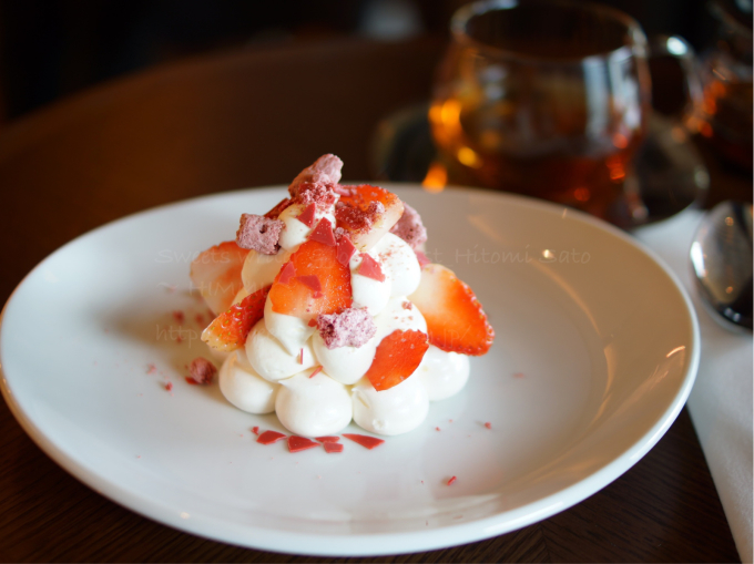 外苑前 THE BELCOMO , :, 『苺のバシュラングラッセ』900円, :, 本日はクリスマスっぽいスイーツを投稿します🎅,@mi_gourmet21 さん主催のカフェ会に参加してきました😆, @mi_gourmet21 さん, @megubooo さん,@___ksdayo_sweets さん, ありがとうございました😄😄, :, 青山グランドホテル内のTHE BELCOMOへ😃,